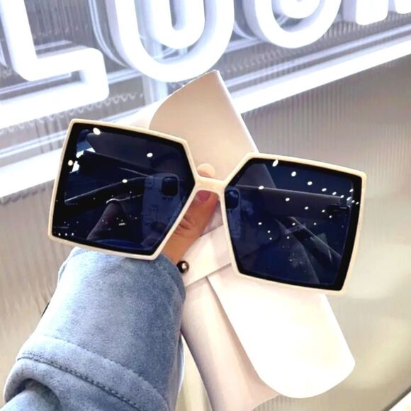 UNISEX OVERSIZED SUNGLASSES - Picture 1 of 8